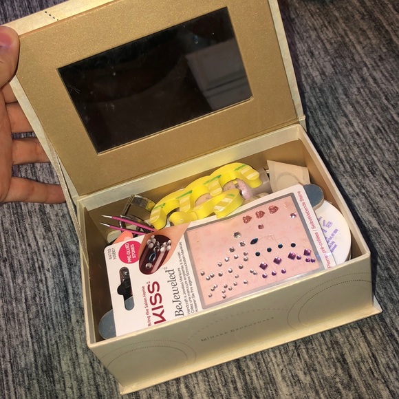 BARE MINERALS x GODDESS BEAUTY BOX - Picture 3 of 3